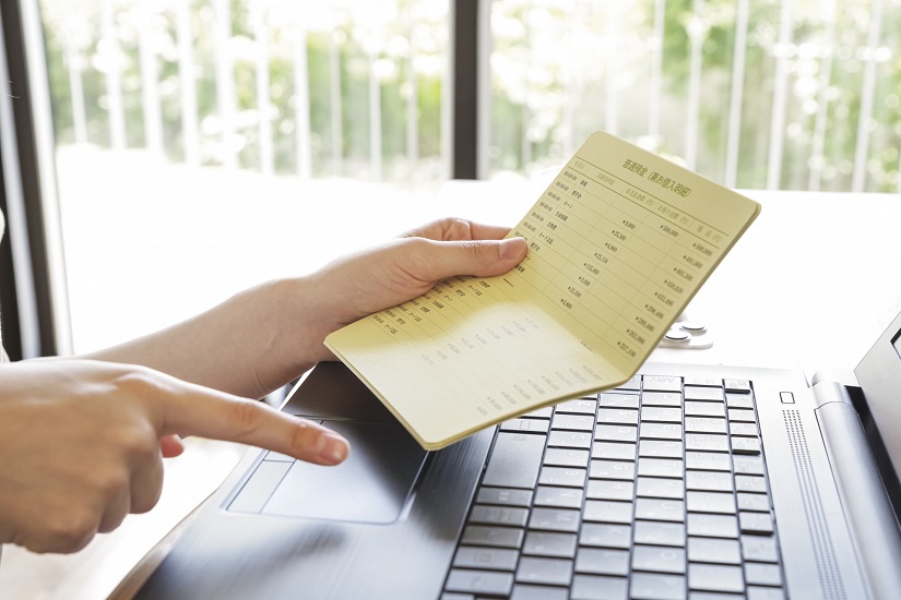 銀行口座　通帳　パソコン　確認