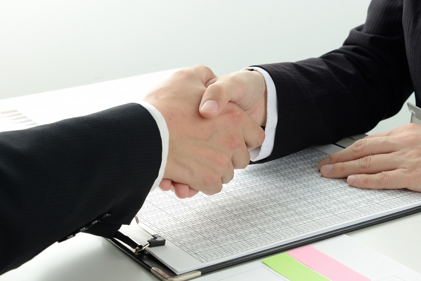 ビジネス　商談　成立