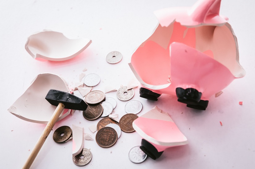 壊れた貯金箱と小銭
