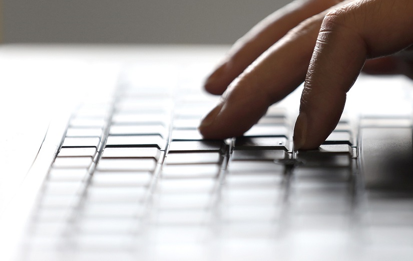 タイピングする手