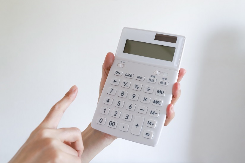 電卓　表示　女性の手