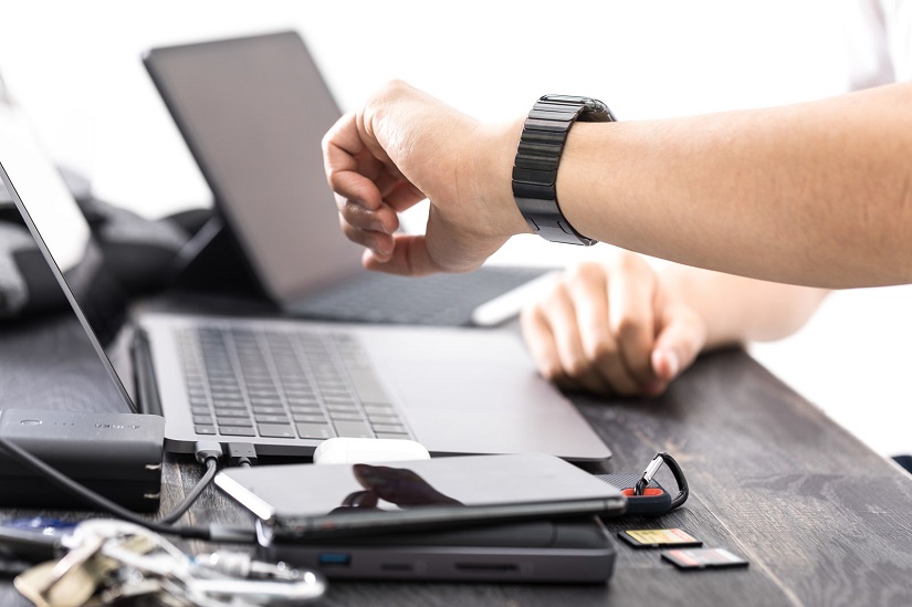 腕時計を見て急ぐビジネスマン